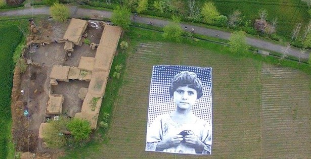 Pakistanische Künstler protestieren mit Plakat gegen Drohnen-Angriffe