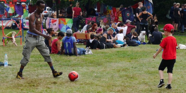 Moment: Fussball im Unterstützer/innencamp der Flüchtlinge in der Gürtelstraße Berlin